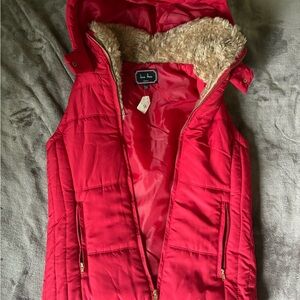 NWT Love Tree Medium Red Cozy Stylish Hooded Vest with Faux Fur
